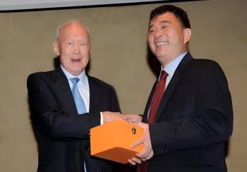 环球视野：蓝伟光见证李光耀的远见之光与求实之路